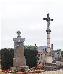 Monument aux morts et croix de cimetire